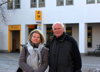 Stadträtin Jolanta Wrobel (ÖDP) und Jürgen Radtke (Bündnis90/Die Grünen) vor dem Postgebäude am Rathausplatz Unterschleißheim.