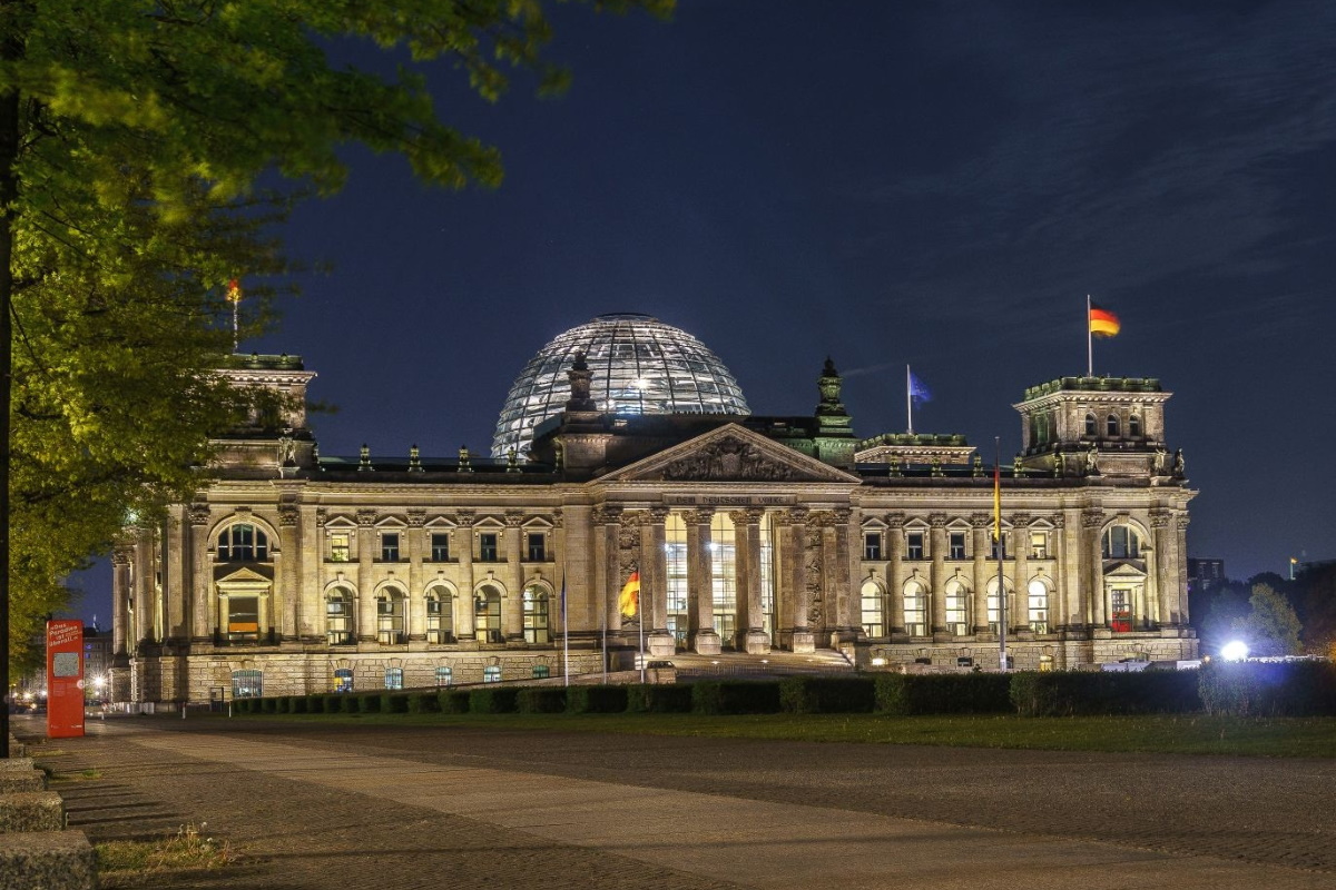 Reichstagsgebäude in der Abenddämmerung