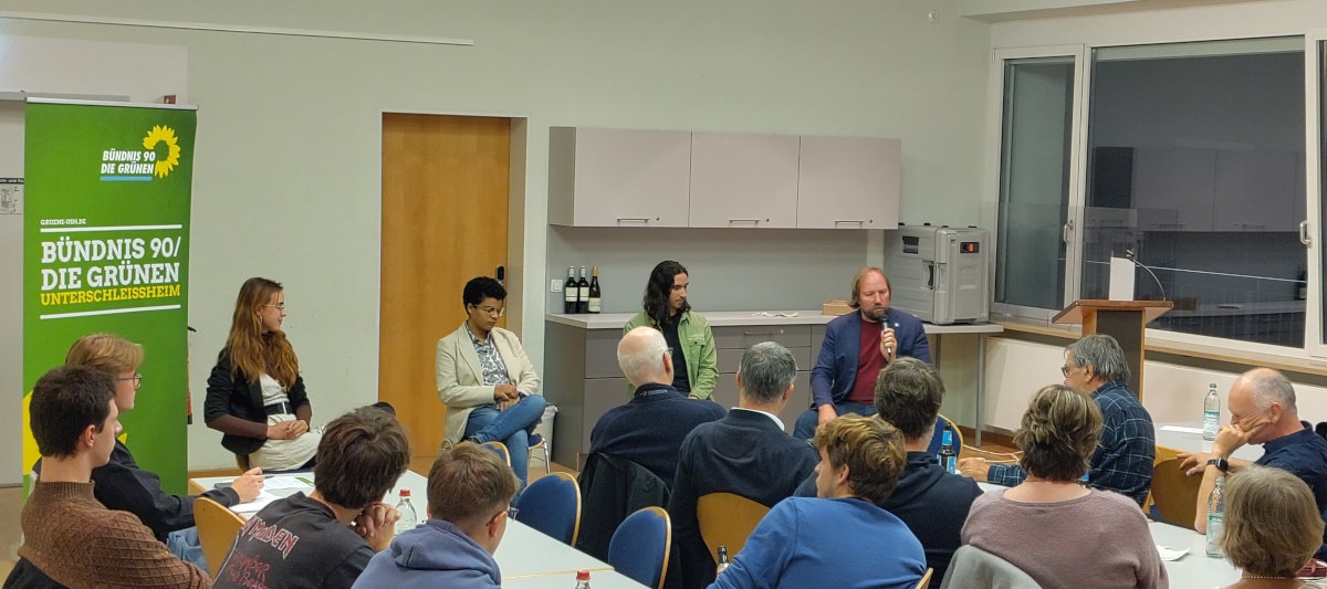 Das Panel bei der Diskussion: Anna Gmeiner (Vorsitzende Grüne Jugend Bayern), Saran Diané (Gemeinderätin in Unterföhring), Bernhard Schüßler (Stadtrat und Fraktionsvorsitzender in Unterschleißheim) und MdB Dr. Anton Hofreiter